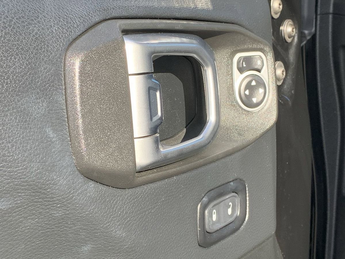 Used 2019 Jeep Wrangler Unlimited Sahara w/ Uconnect 4C Nav & Sound Group AWD/4WD image 17