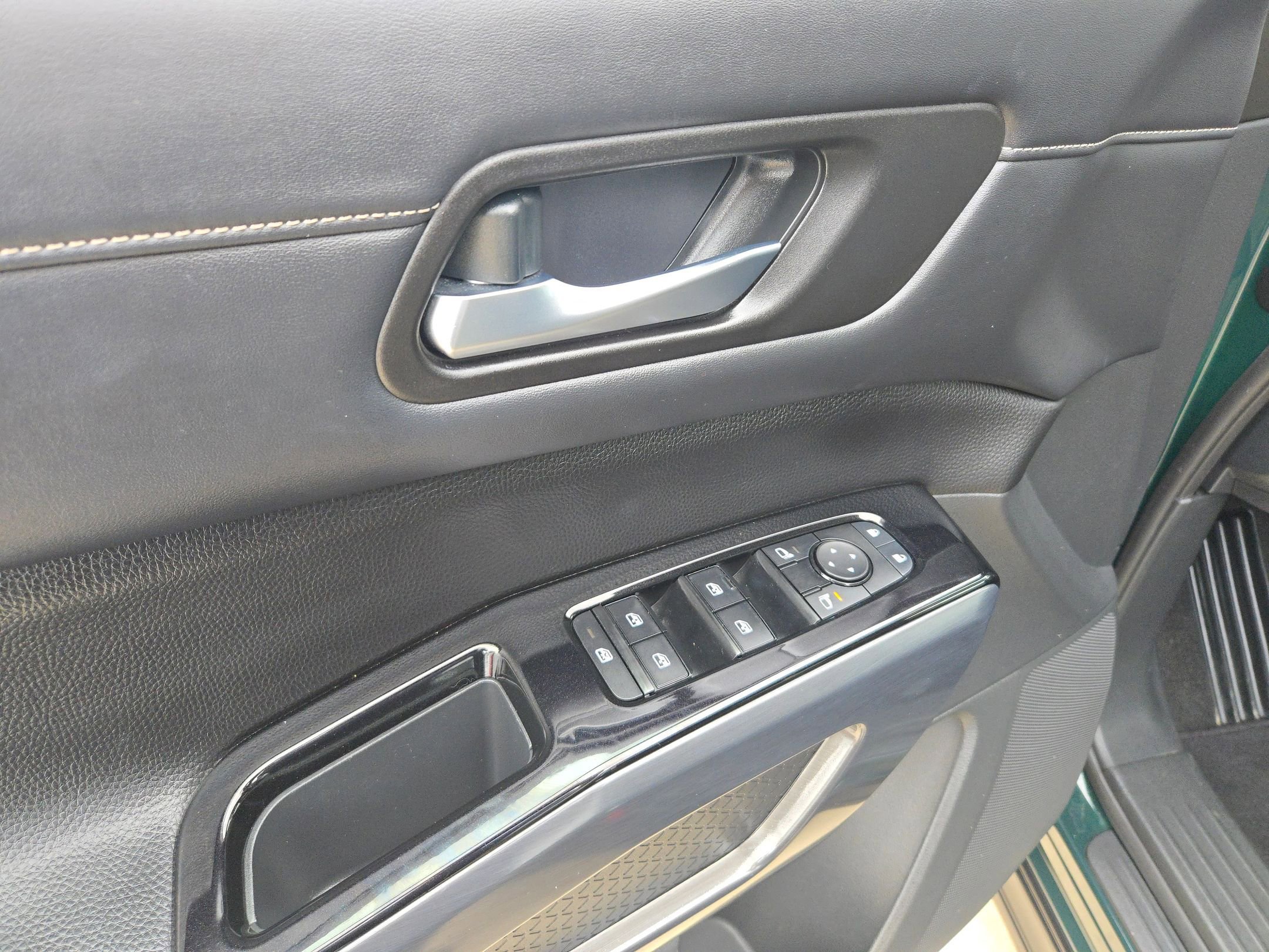 Certified 2023 Nissan Pathfinder SL w/ Black Appearance Package image 12