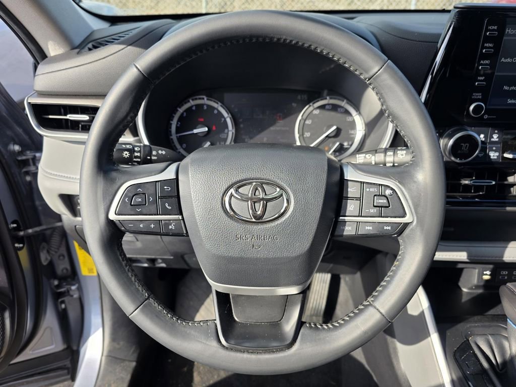 Used 2022 Toyota Highlander XLE FWD image 16