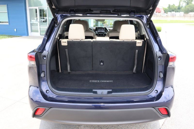 Used 2021 Toyota Highlander XLE image 19