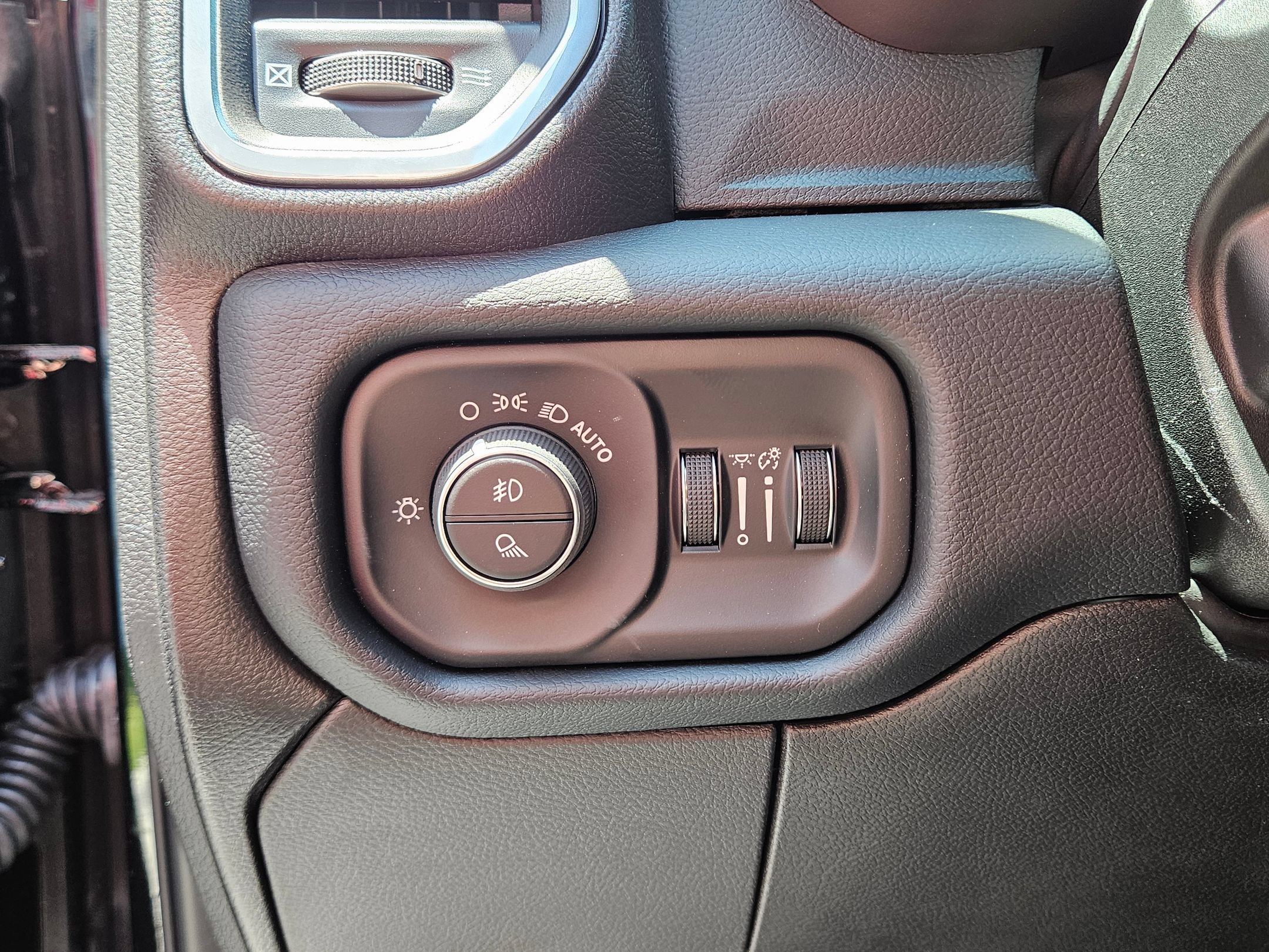 New 2026 RAM 2500 Laramie w/ Sport Appearance Package AWD/4WD image 17