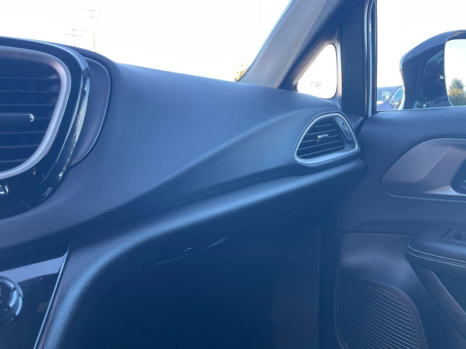 Used 2025 Chrysler Pacifica Select image 32