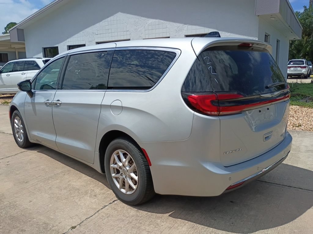Certified 2024 Chrysler Pacifica Touring-L FWD image 7