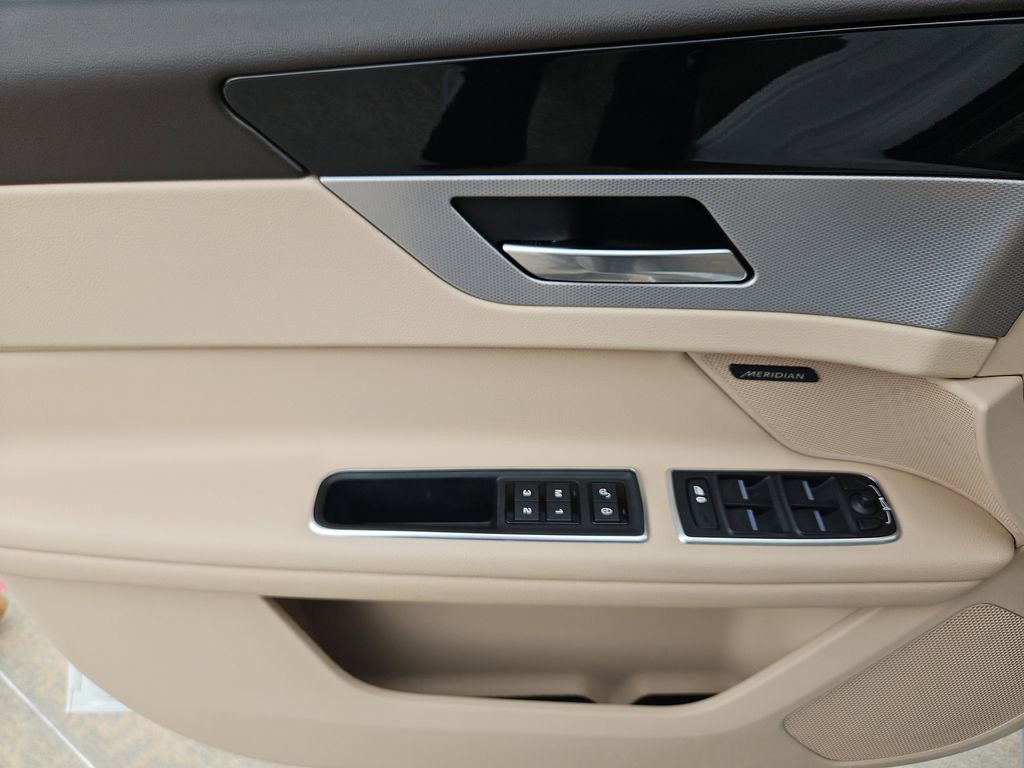 Used 2020 Jaguar XF Premium image 15