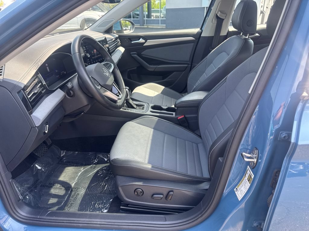 Used 2025 Volkswagen Jetta SE FWD image 16