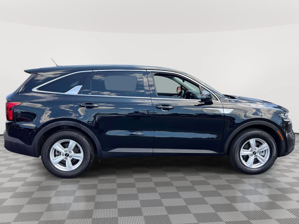 Certified 2023 Kia Sorento LX FWD image 4