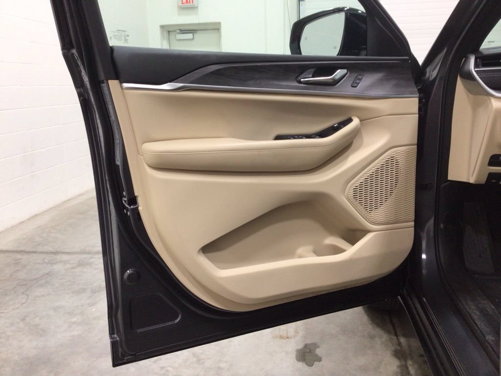 Used 2025 Jeep Grand Cherokee Limited AWD/4WD image 16