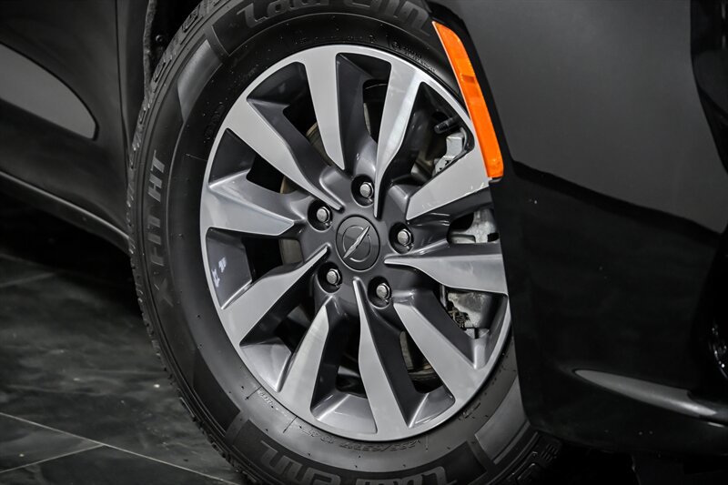 Used 2023 Chrysler Pacifica Touring-L FWD image 3
