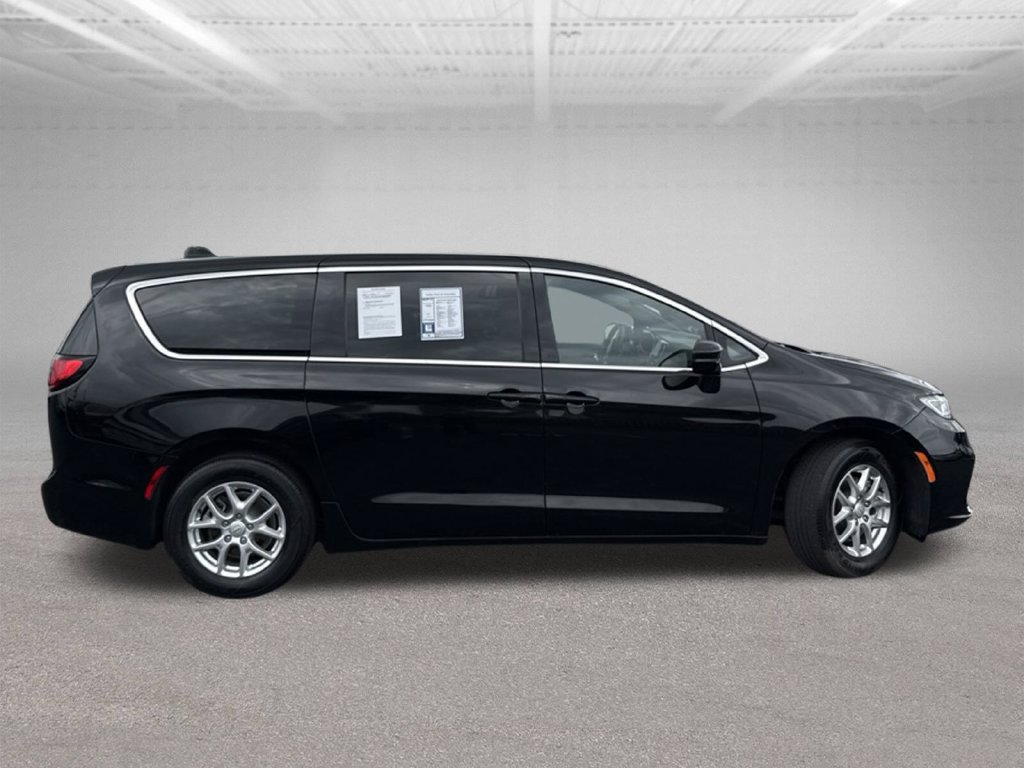 Used 2025 Chrysler Pacifica Select FWD image 52
