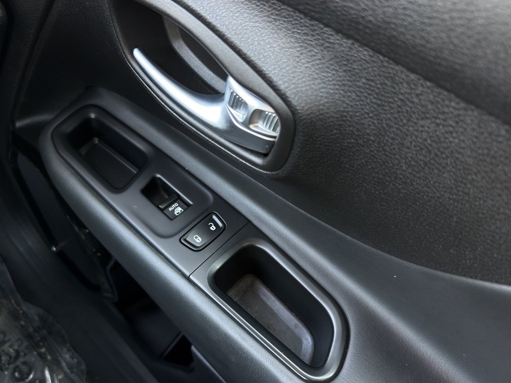 Used 2018 Jeep Renegade Altitude w/ Cold Weather Group FWD image 15