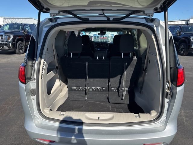 Used 2024 Chrysler Voyager LX image 5