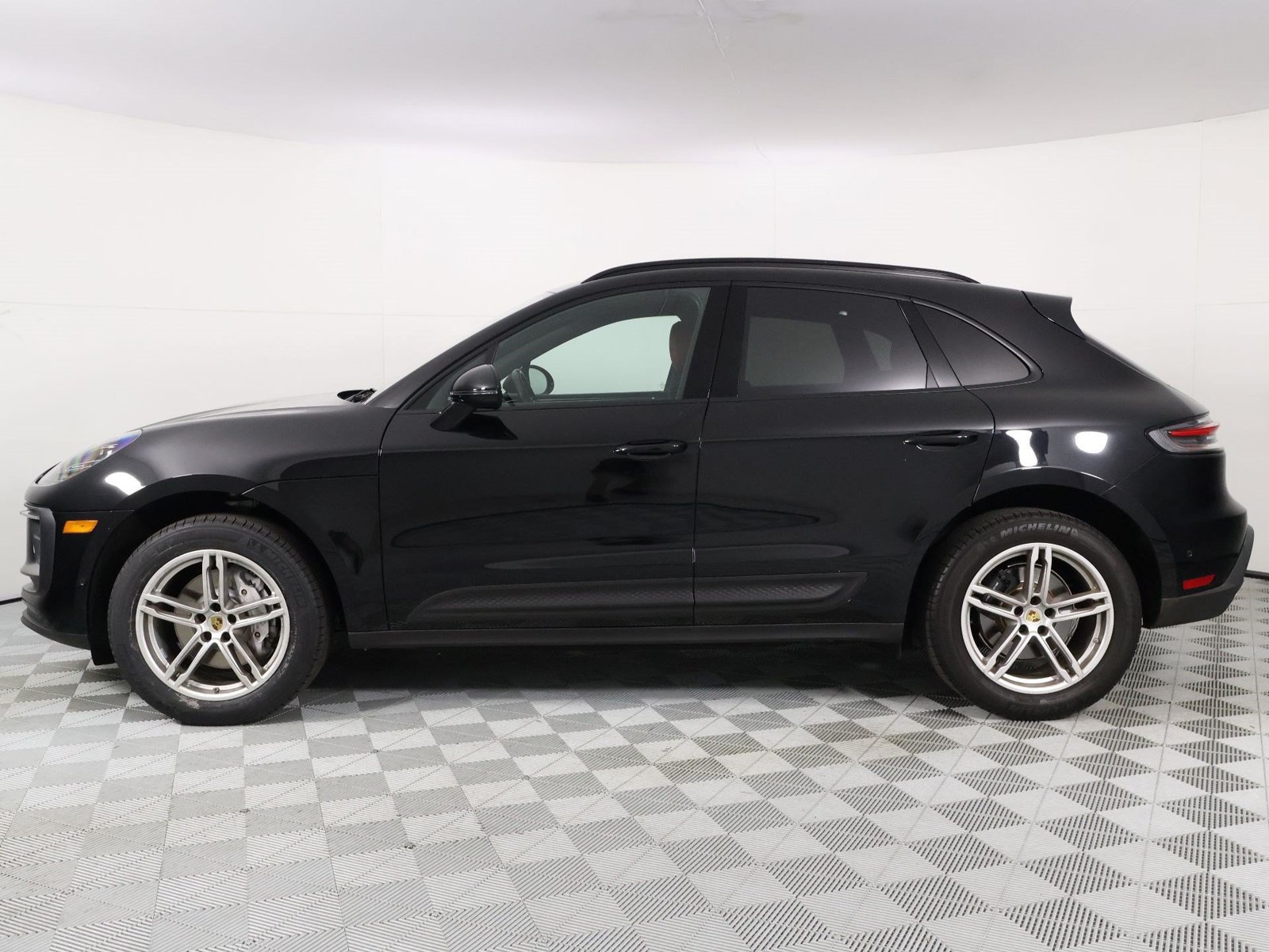 Certified 2023 Porsche Macan AWD/4WD image 2