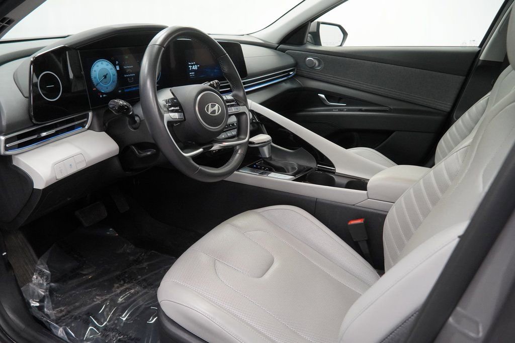 Used 2024 Hyundai Elantra Limited image 16