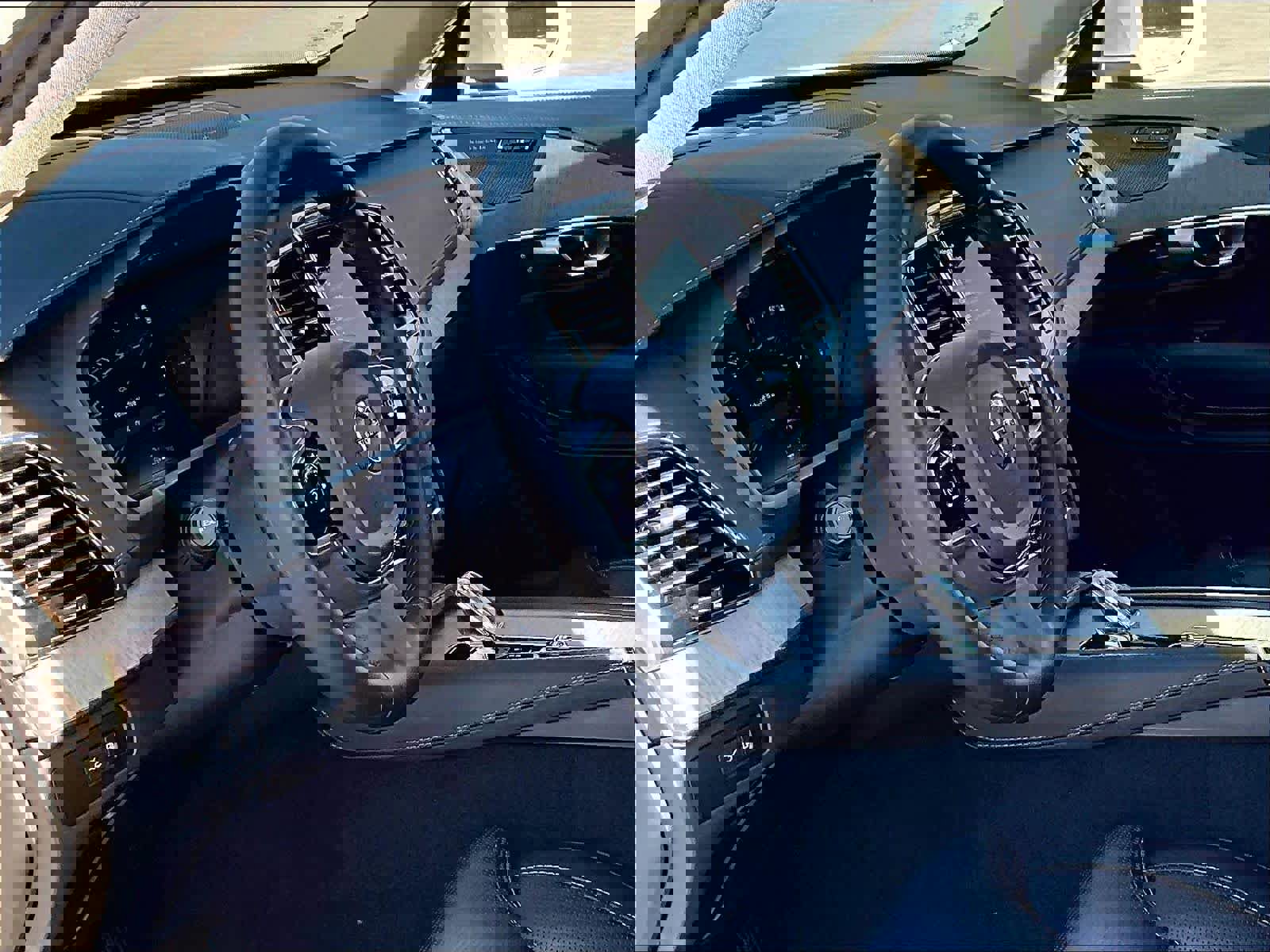 Used 2024 Volvo XC90 T8 Ultimate w/ Protection Package Premier AWD/4WD image 16