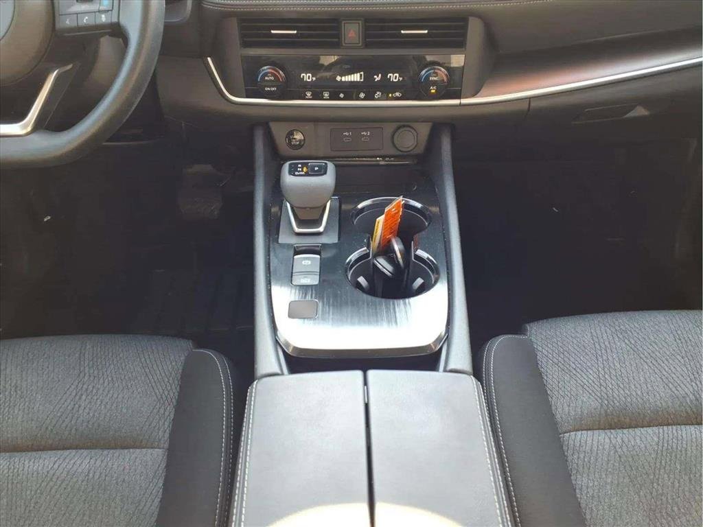 Used 2024 Nissan Rogue SV image 11