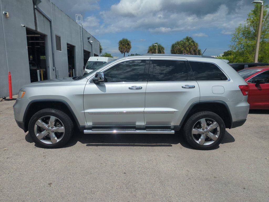 Used 2013 Jeep Grand Cherokee Overland w/ Advance Technology Group AWD/4WD image 9