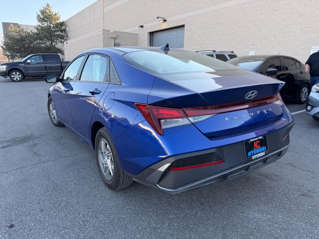 Certified 2024 Hyundai Elantra SE image 3