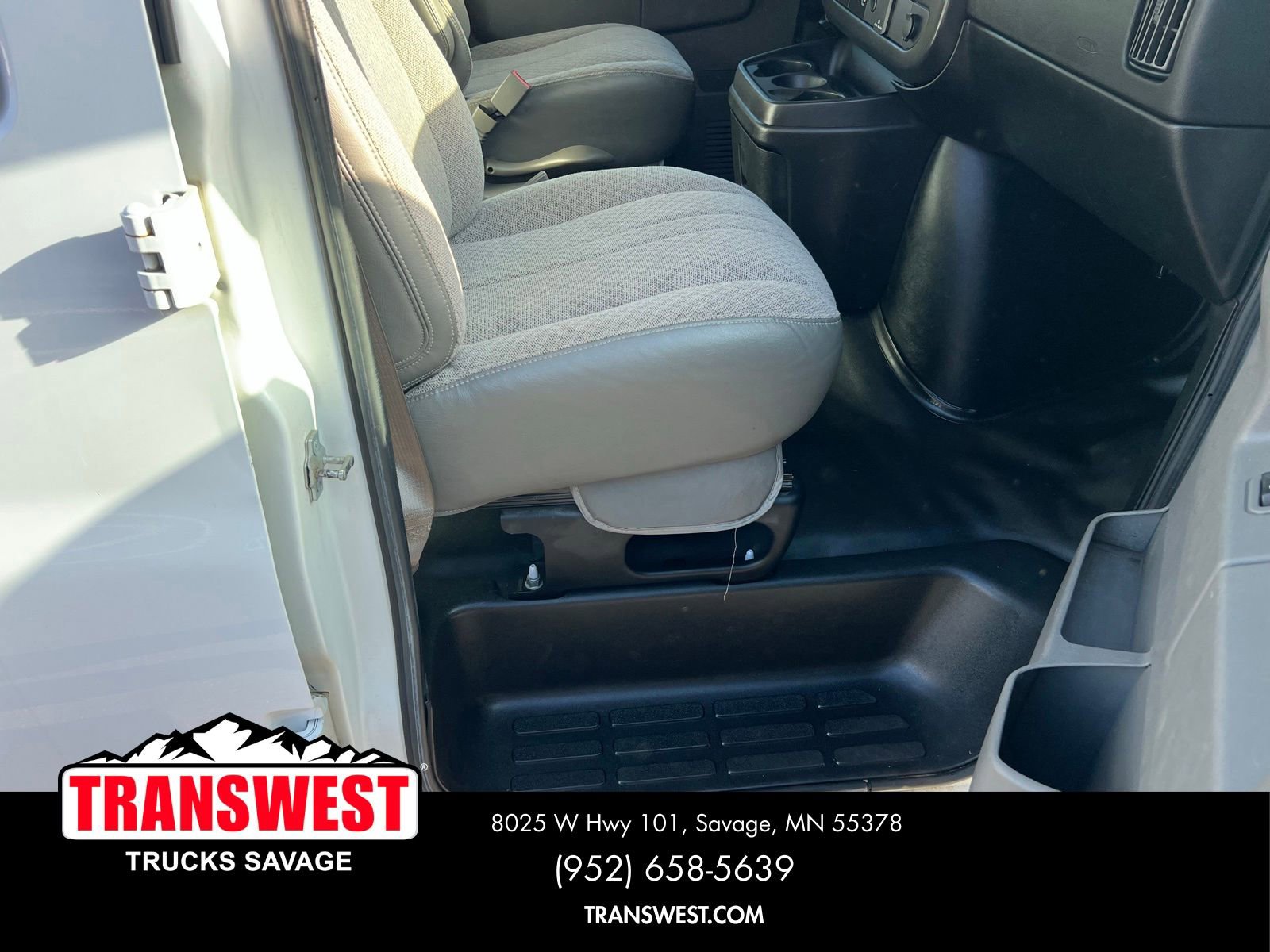Used 2018 Chevrolet Express 3500 Extended w/ Driver Convenience Package RWD image 3