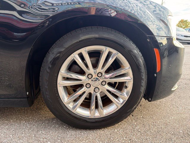 Used 2015 Chrysler 300 C w/ Light Group RWD image 32
