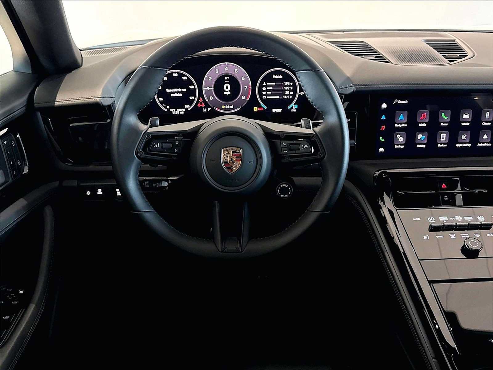 Used 2025 Porsche Panamera RWD image 17
