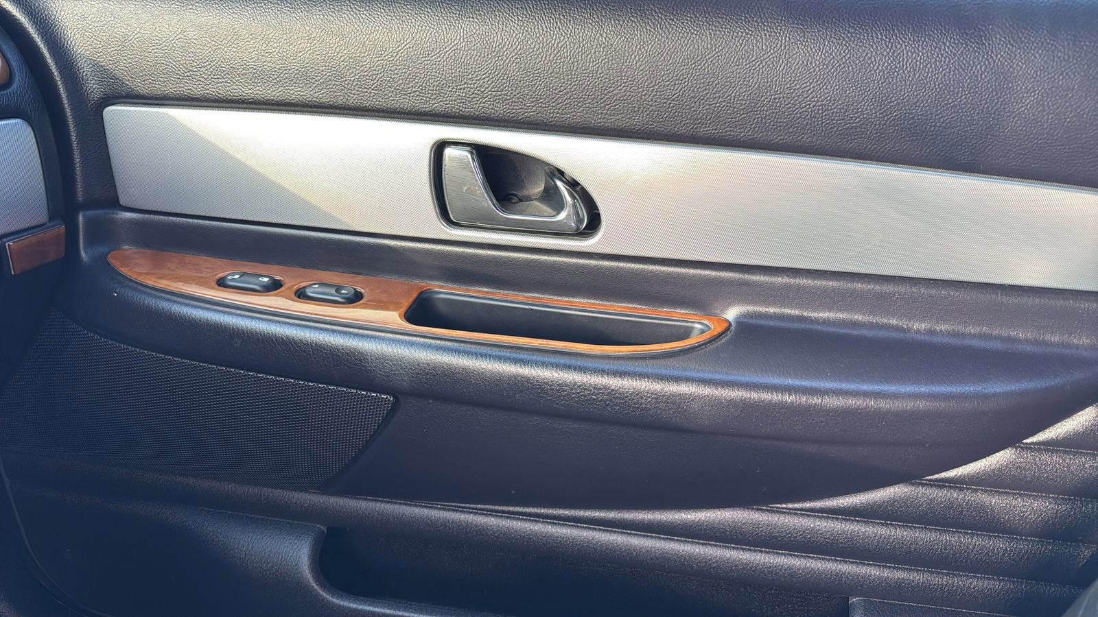 Used 2005 Ford Thunderbird image 22