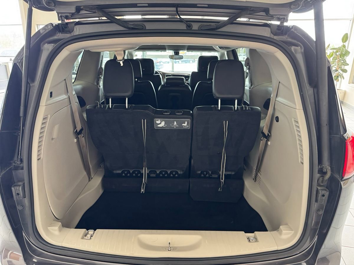 Used 2018 Chrysler Pacifica Touring-L FWD image 50