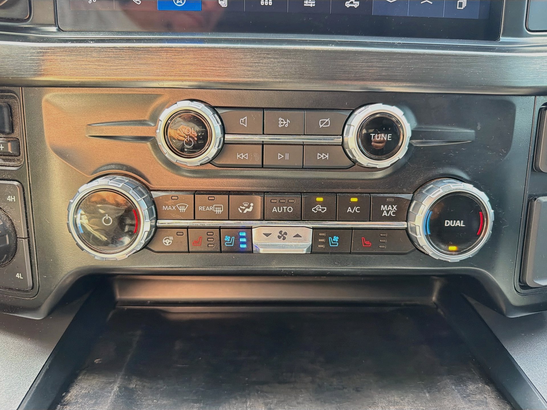 Used 2024 Ford F350 Lariat w/ Lariat Ultimate Package AWD/4WD image 19