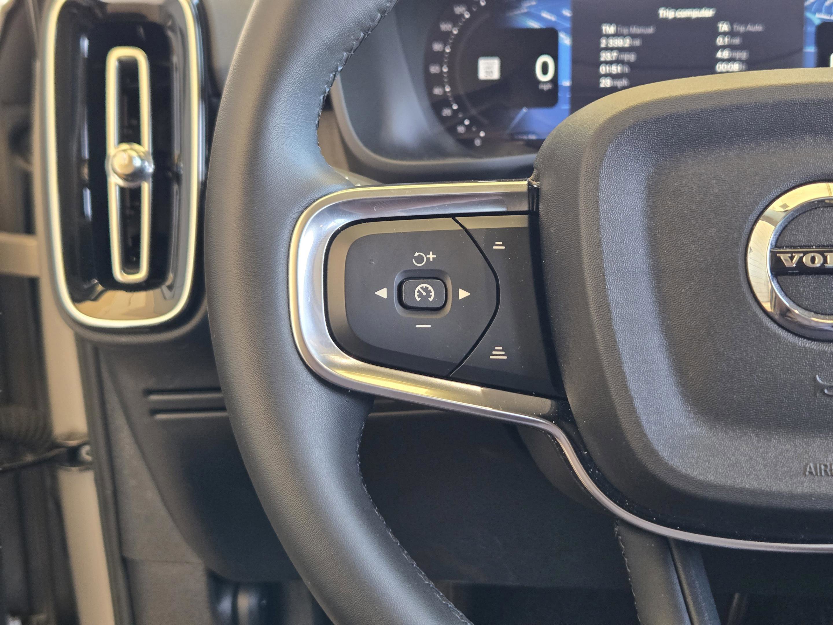 Used 2023 Volvo XC40 B5 Plus image 37