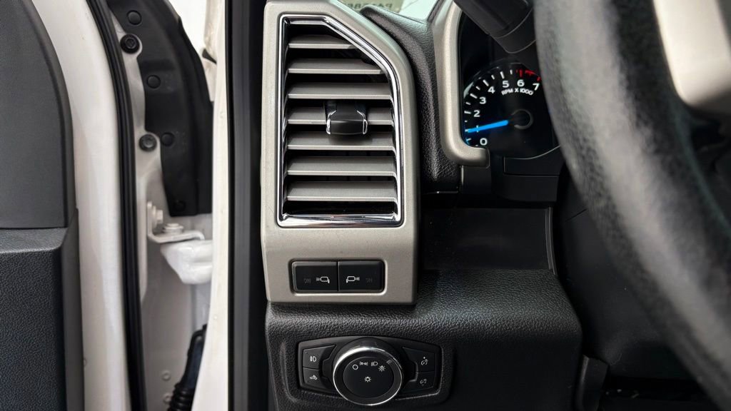 Used 2015 Ford F150 Lariat w/ Equipment Group 502A Luxury AWD/4WD image 32