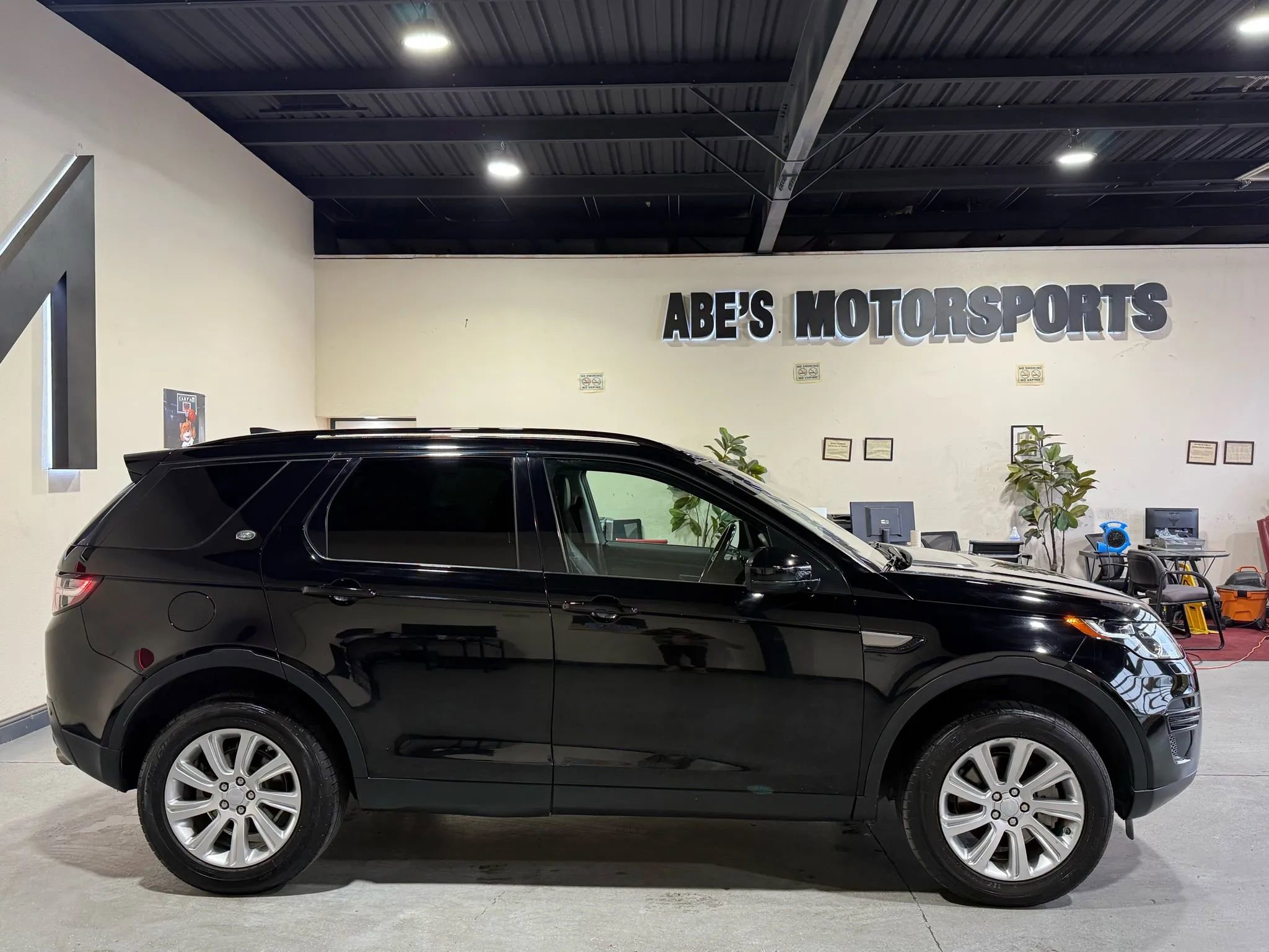 Used 2019 Land Rover Discovery Sport SE image 4