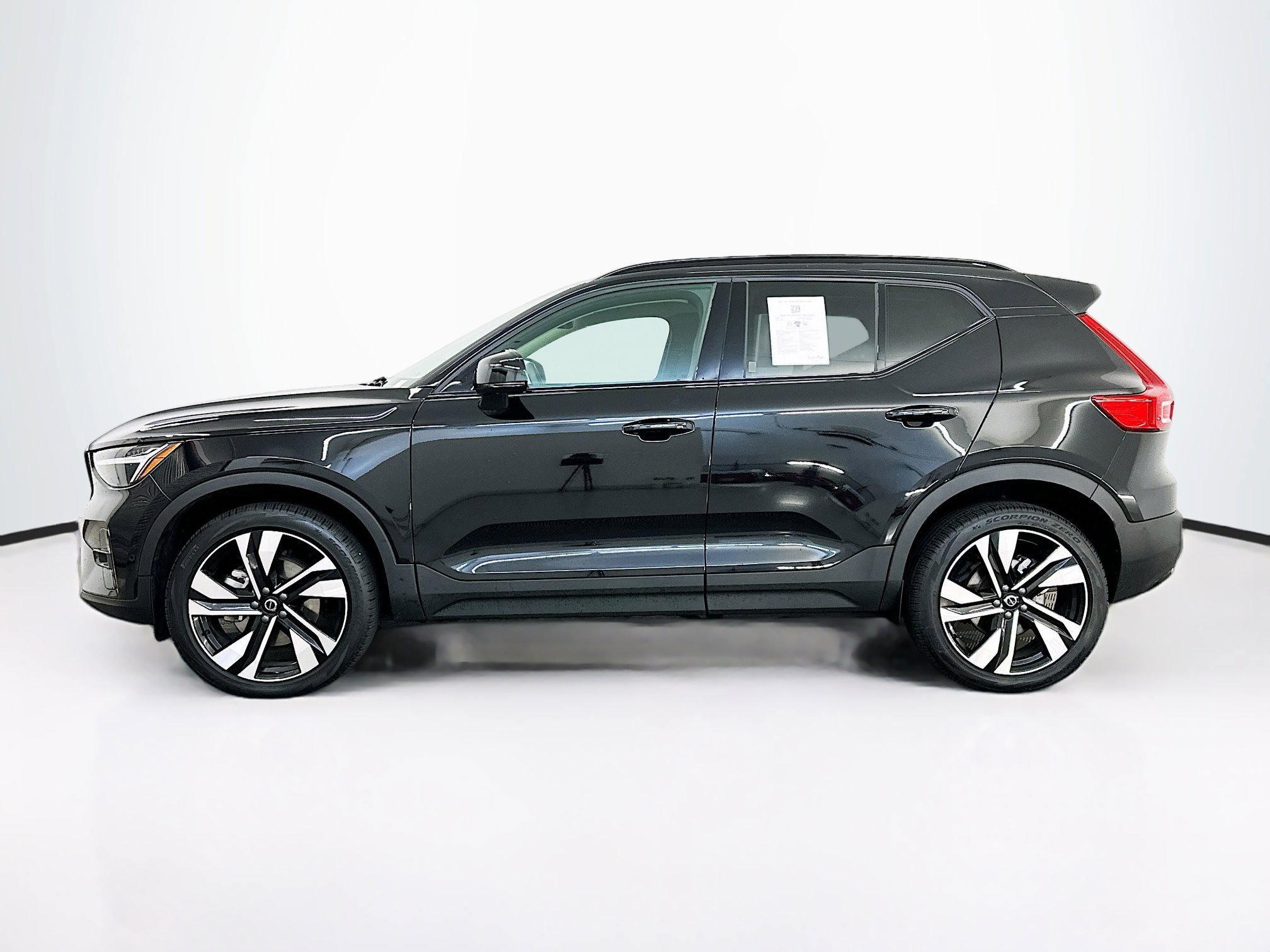 Used 2025 Volvo XC40 B5 Plus image 4