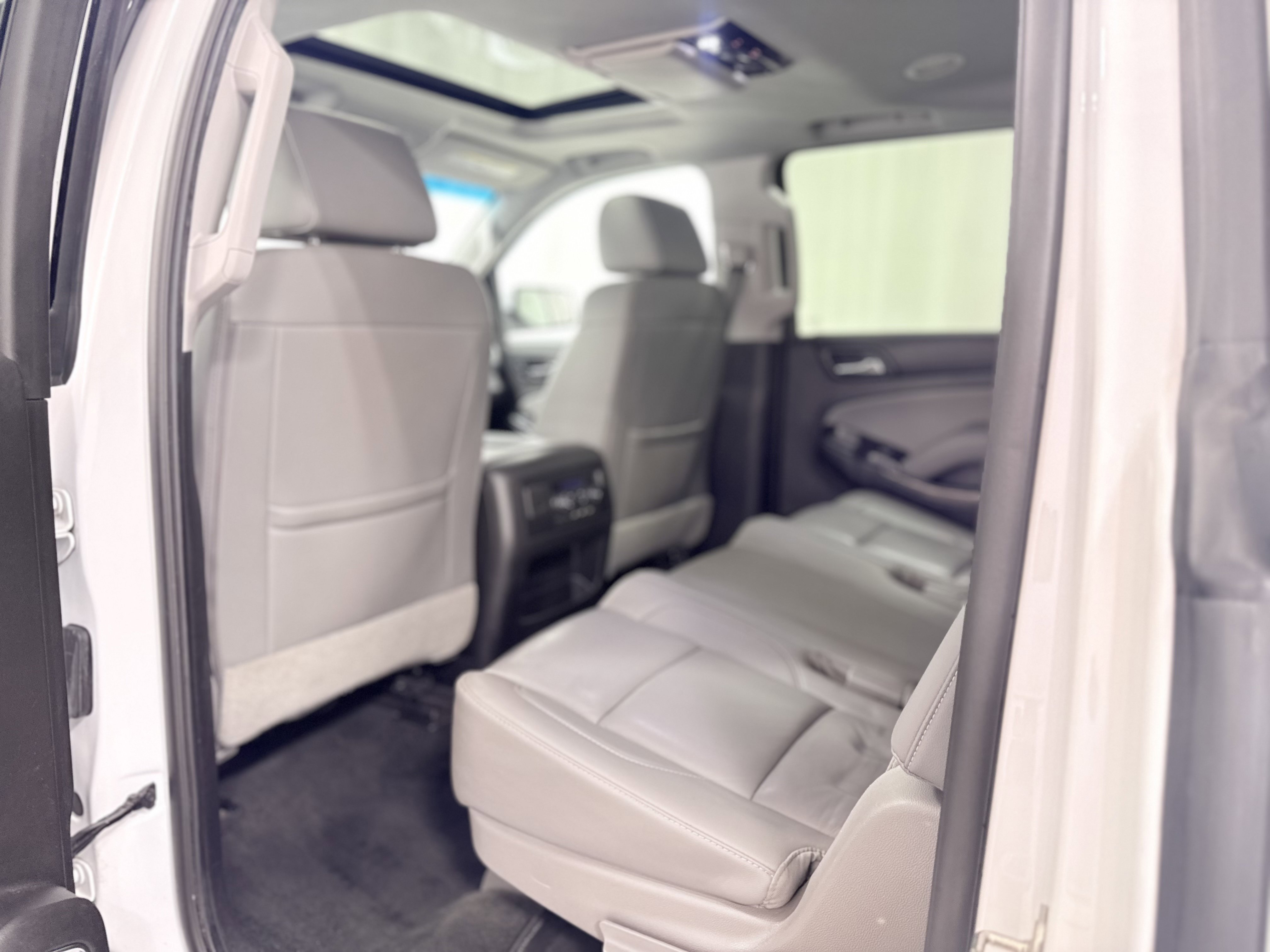 Used 2018 Chevrolet Suburban LT image 26