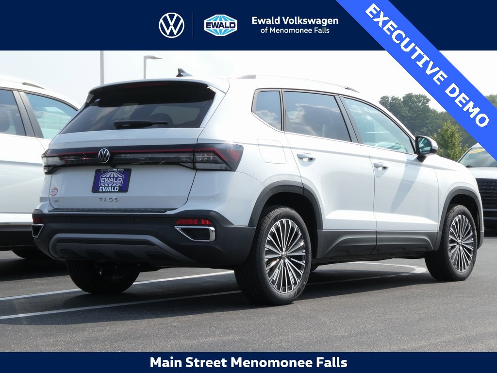 Certified 2025 Volkswagen Taos SE image 3