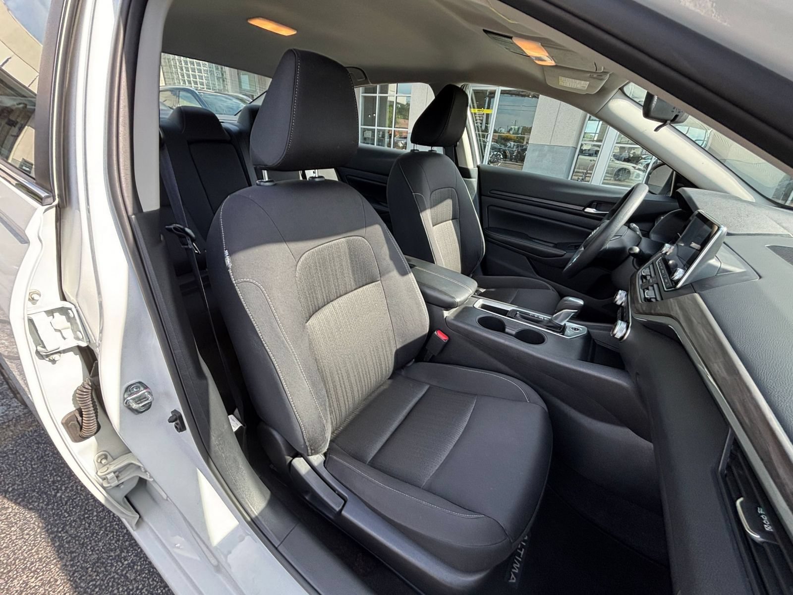 Used 2025 Nissan Altima 2.5 SV FWD image 37