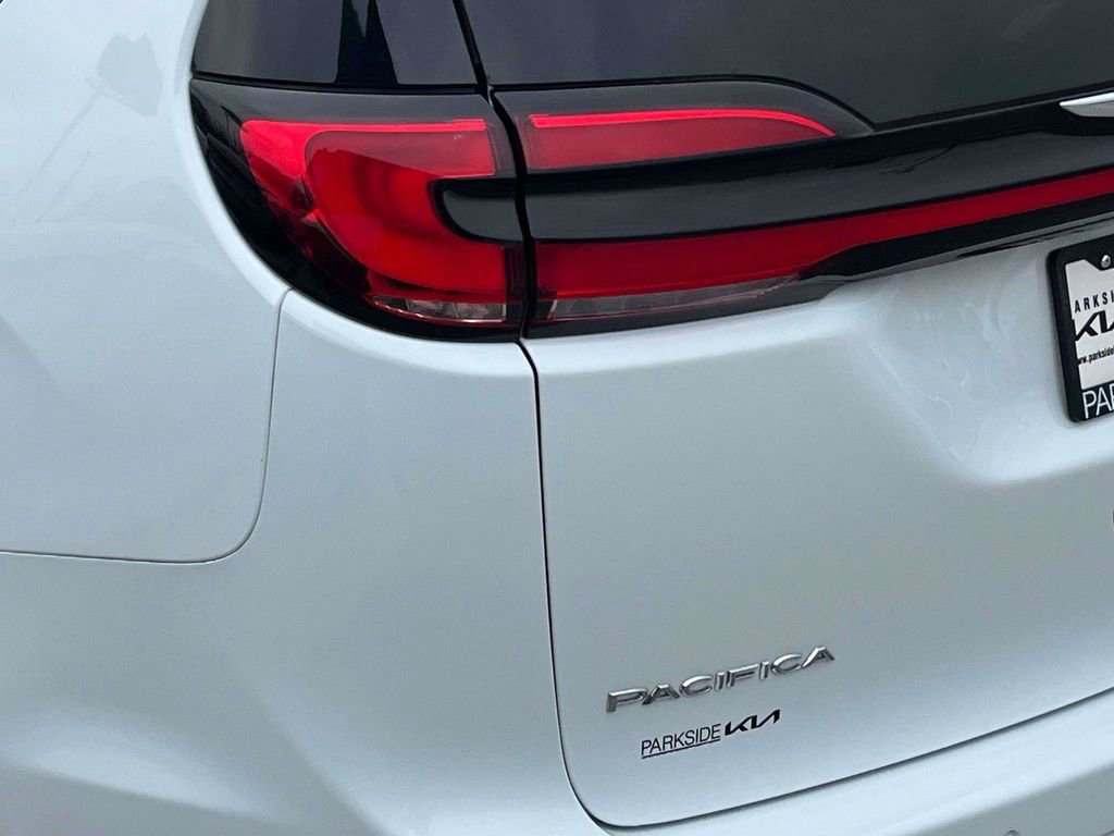 Used 2024 Chrysler Pacifica Touring-L image 35