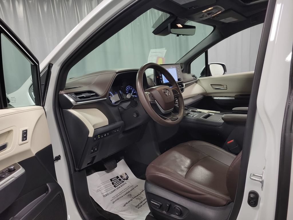 Used 2024 Toyota Sienna Platinum AWD/4WD image 12
