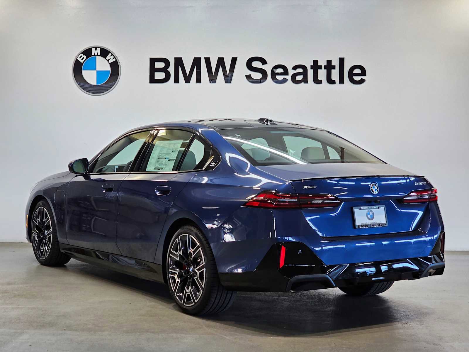 New 2026 BMW 550e xDrive w/ Premium Package image 4