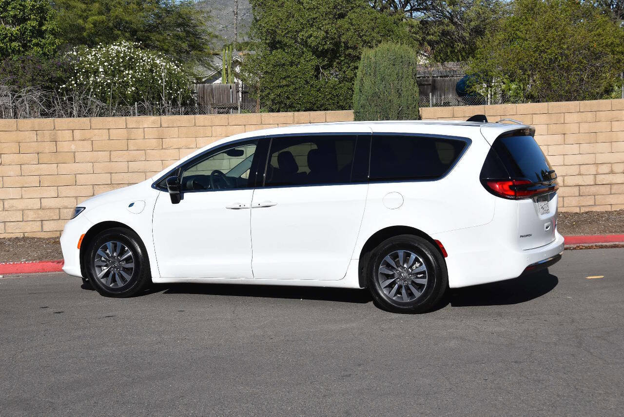 Used 2024 Chrysler Pacifica Limited FWD image 5