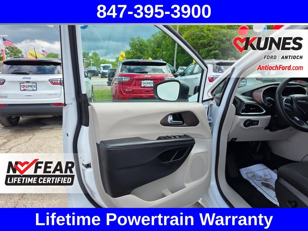 Used 2023 Chrysler Voyager LX FWD image 25