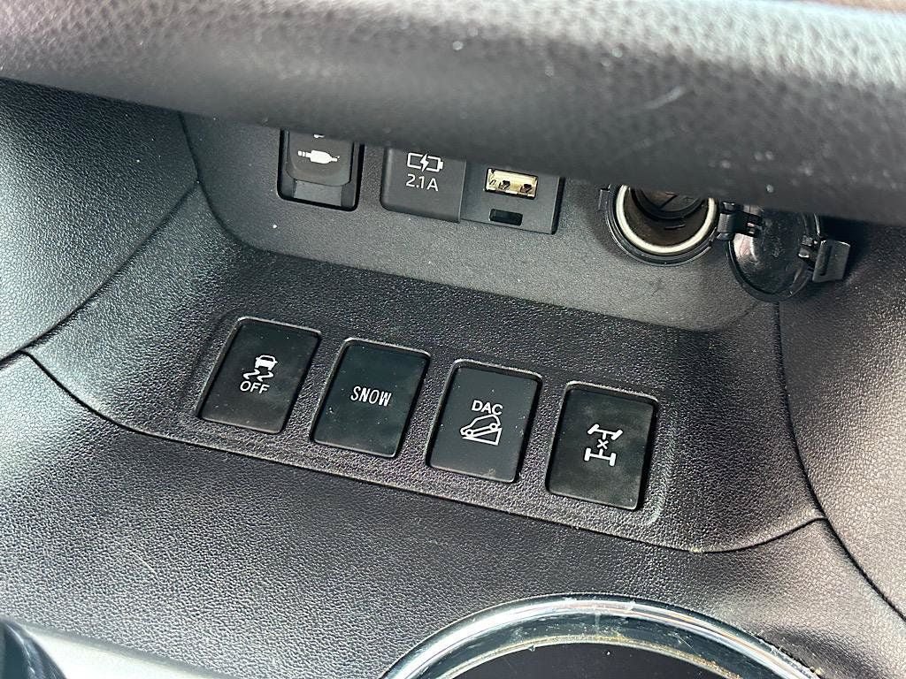 Used 2019 Toyota Highlander LE AWD/4WD image 25