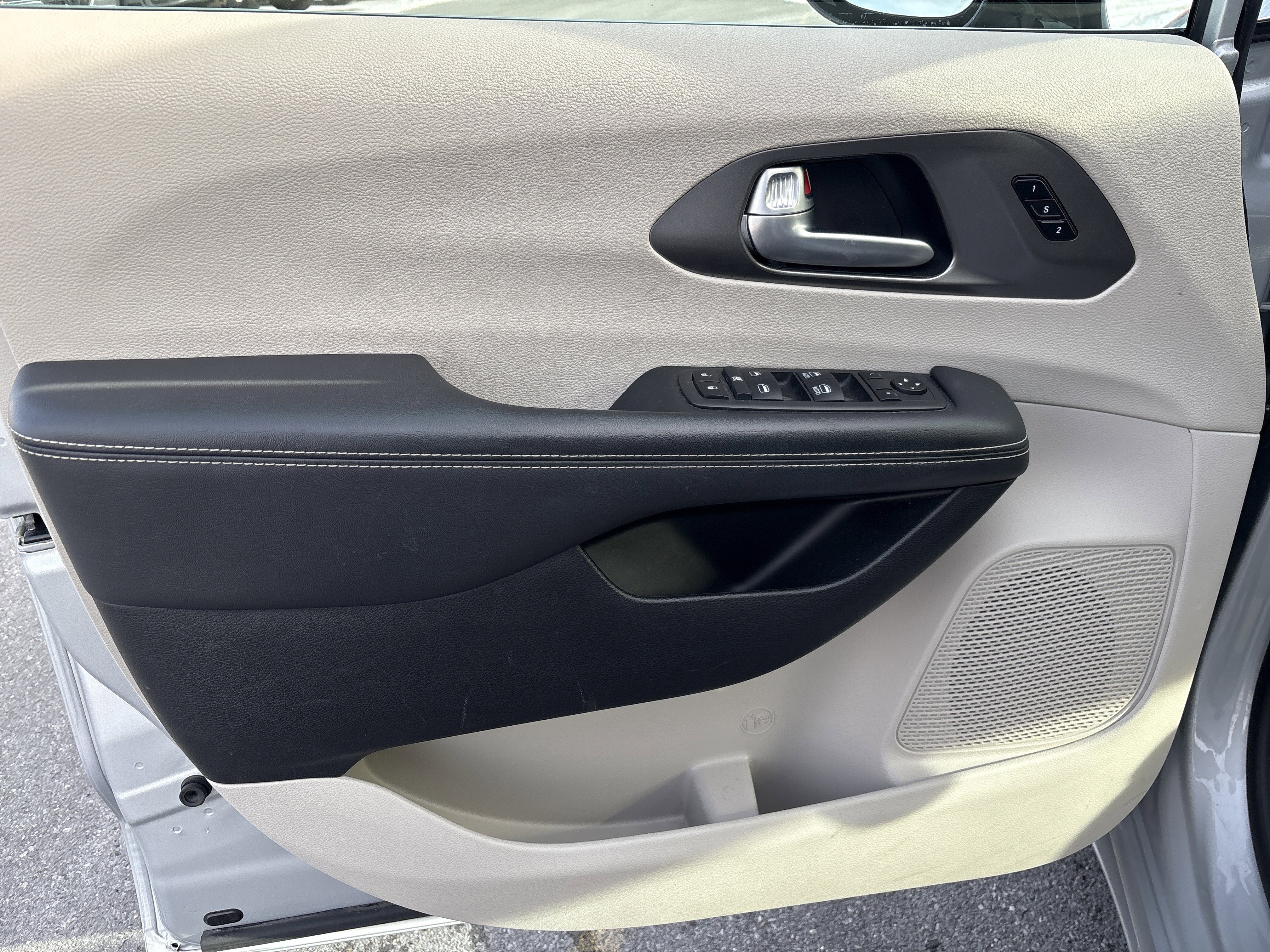 Used 2024 Chrysler Pacifica Touring-L image 16