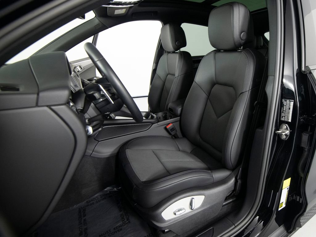 Certified 2025 Porsche Macan image 5