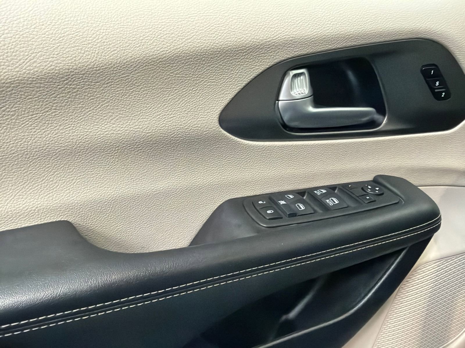 Used 2024 Chrysler Pacifica Touring-L image 36