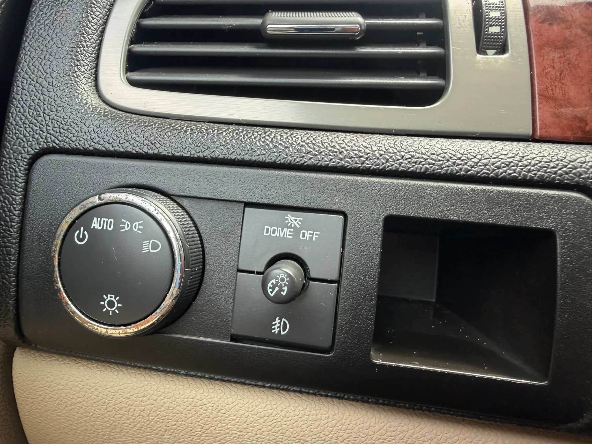 Used 2008 Chevrolet Suburban LT w/ LT Preferred Equipment Group RWD image 24
