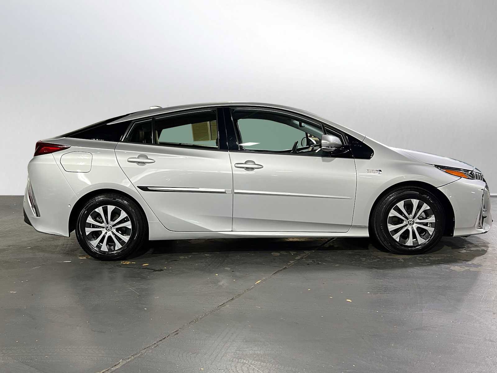 Used 2020 Toyota Prius Prime Limited image 2