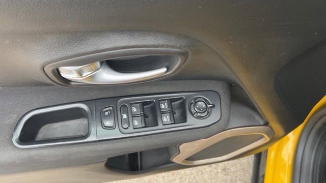 Used 2017 Jeep Renegade Latitude w/ Popular Equipment Group image 26