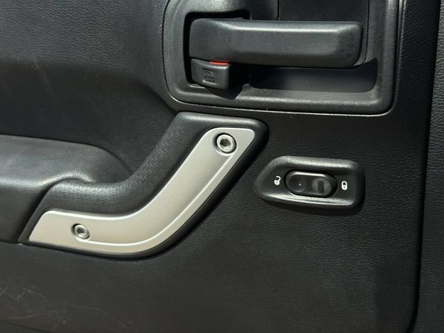 Used 2015 Jeep Wrangler Unlimited Rubicon w/ Connectivity Group AWD/4WD image 31