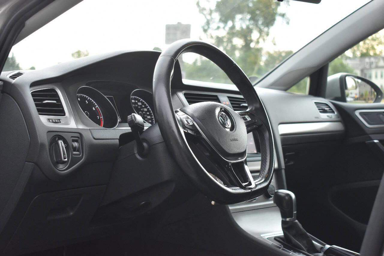 Used 2015 Volkswagen Golf S image 18