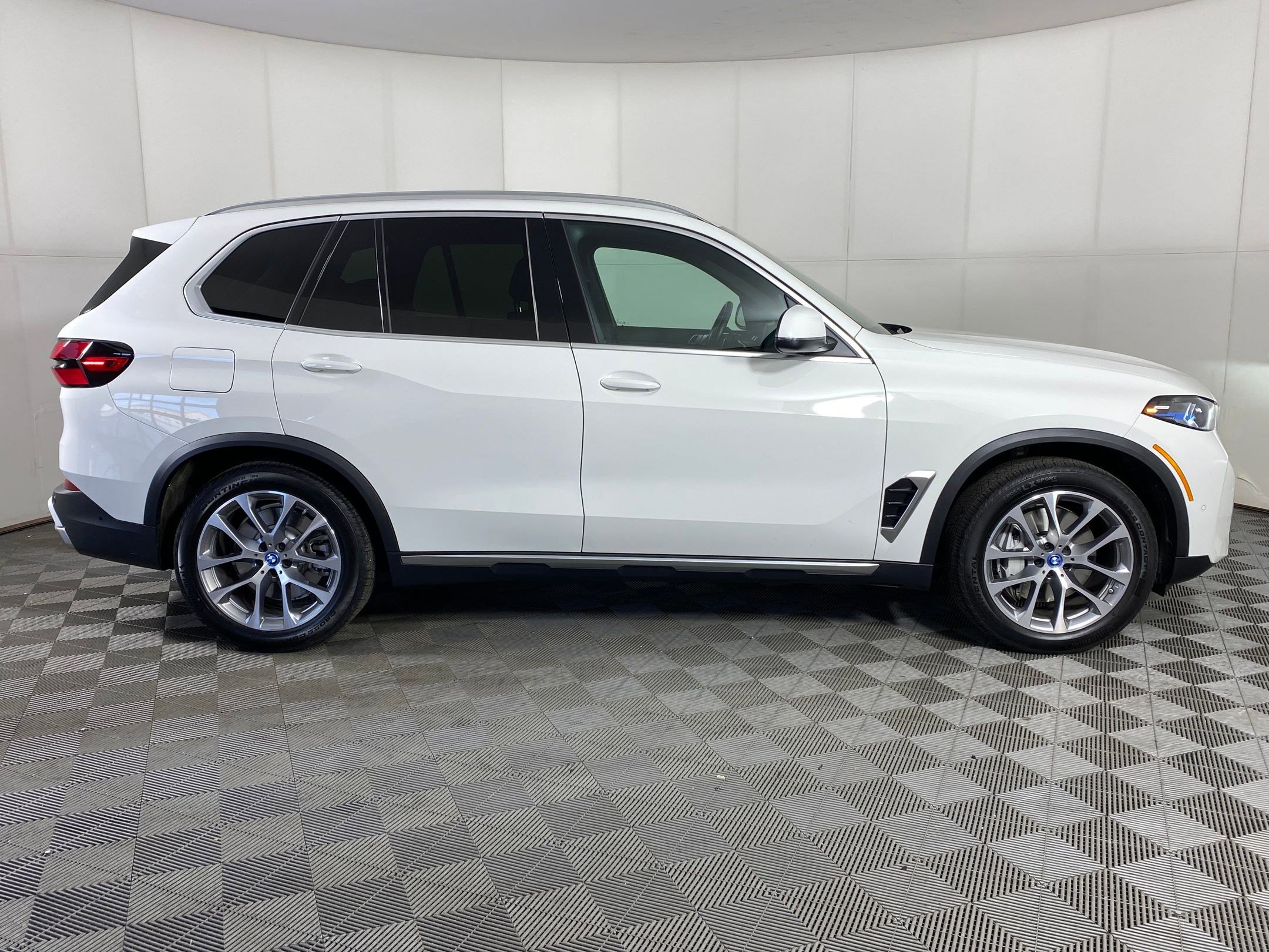 Used 2025 BMW X5 xDrive50e w/ Premium Package image 8