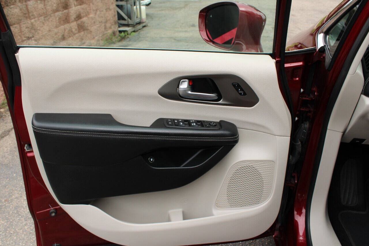 Used 2021 Chrysler Pacifica Touring-L FWD image 30